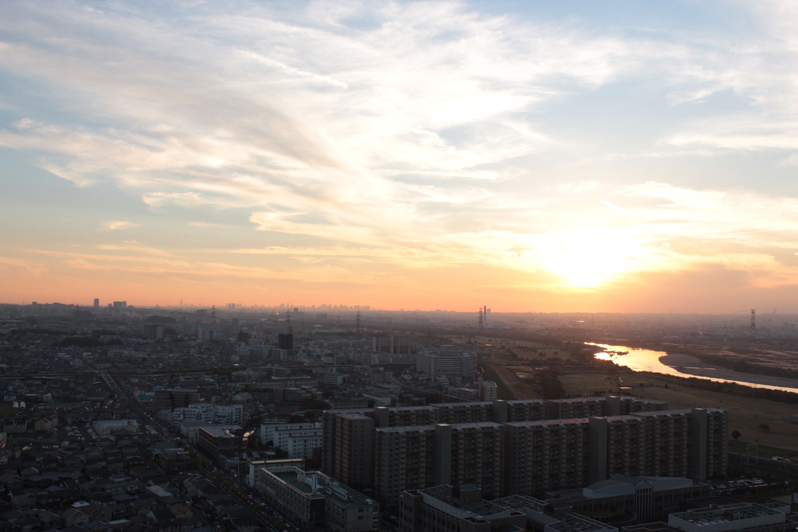 会場である、くずはタワーシティ・Tコート・スカイラウンジから眺めた夕日